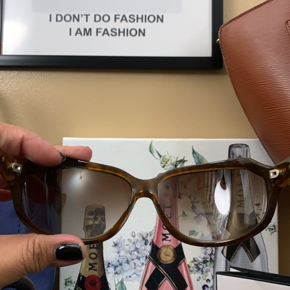 Prada Sunnies with Case - Picture 7 of 7